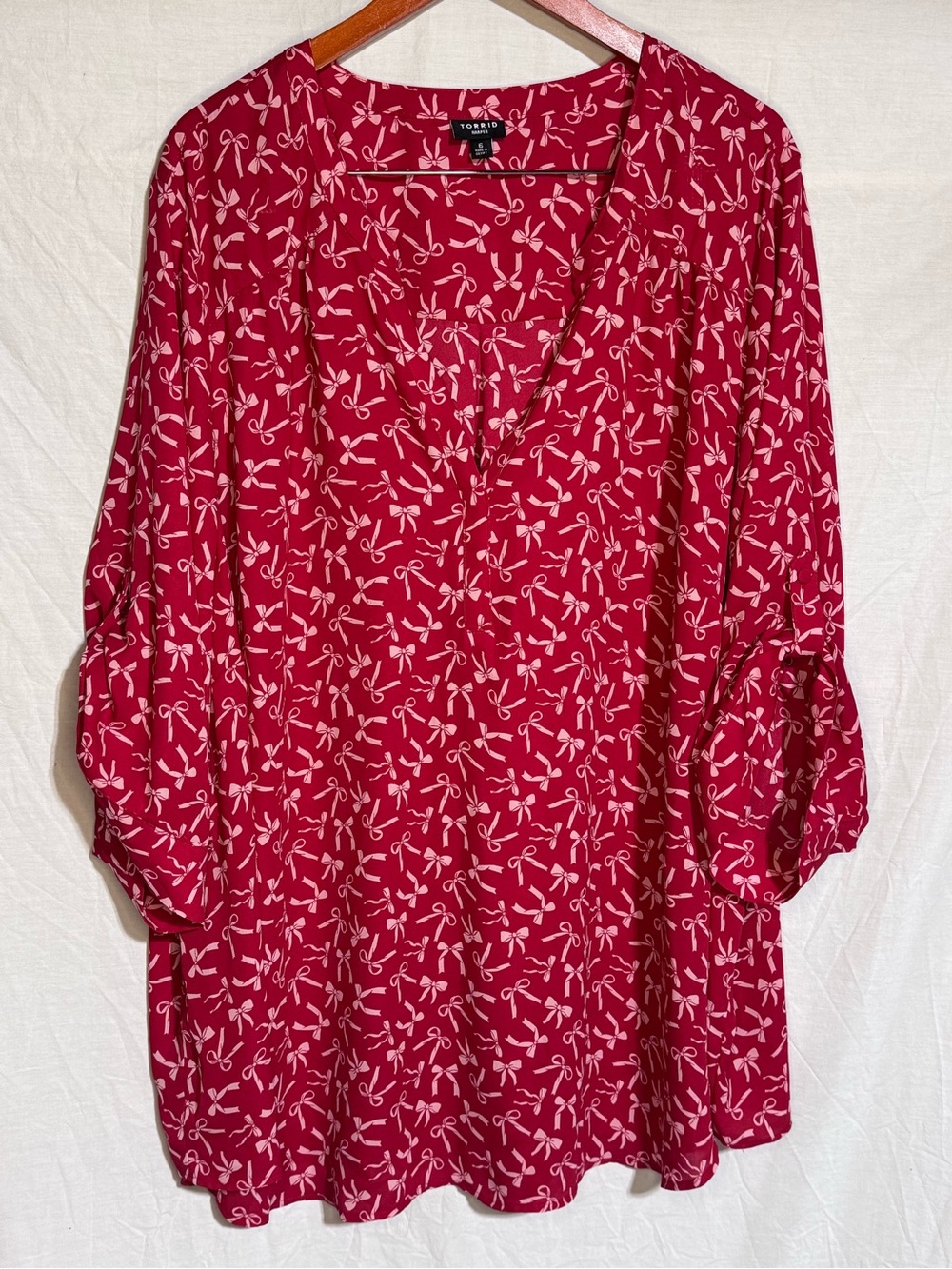 torrid Raspberry Pink Bow-Print V-Neck Blouse with tab sleeve Size 6